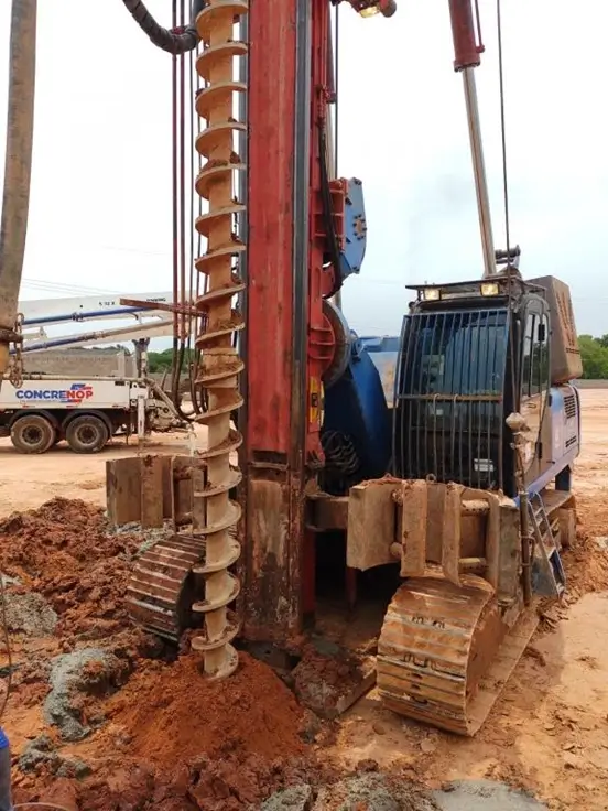 Equipamento hélice contínua Gomes em operação