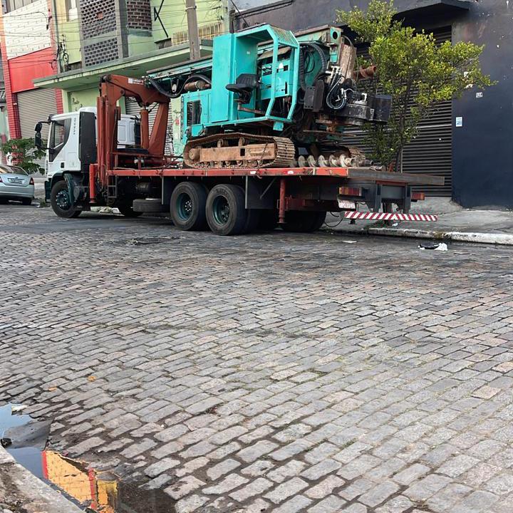 Transporte de equipamento Gomes Fundações
