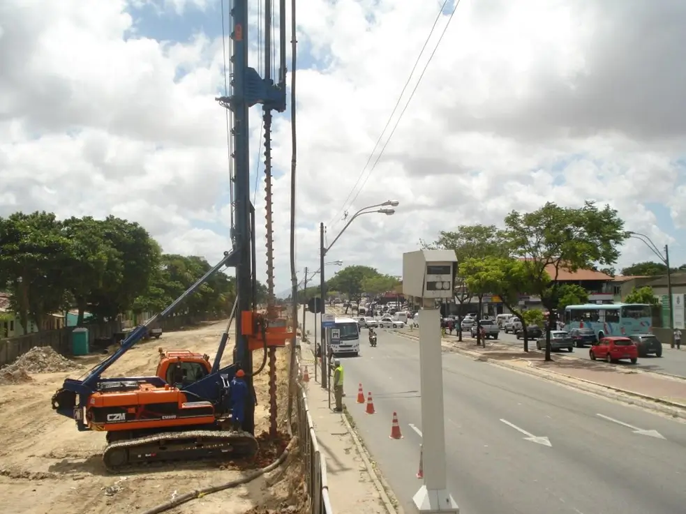 Perfuratriz hélice contínua em obra urbana